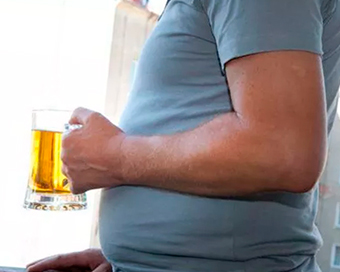 Мужчина с кружкой пива в руке