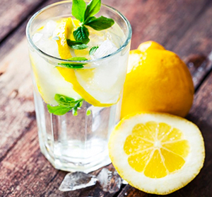 Лимон и стакан напитка на столе