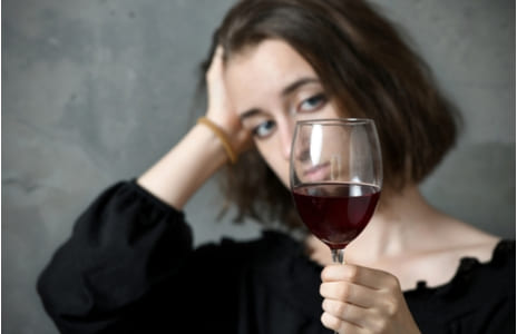 Девушка с бокалом вина в руках